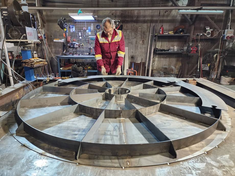 The new large plant will produce not only equipment for recycling plastic waste, but also recycle such waste into high-quality PET granules. 