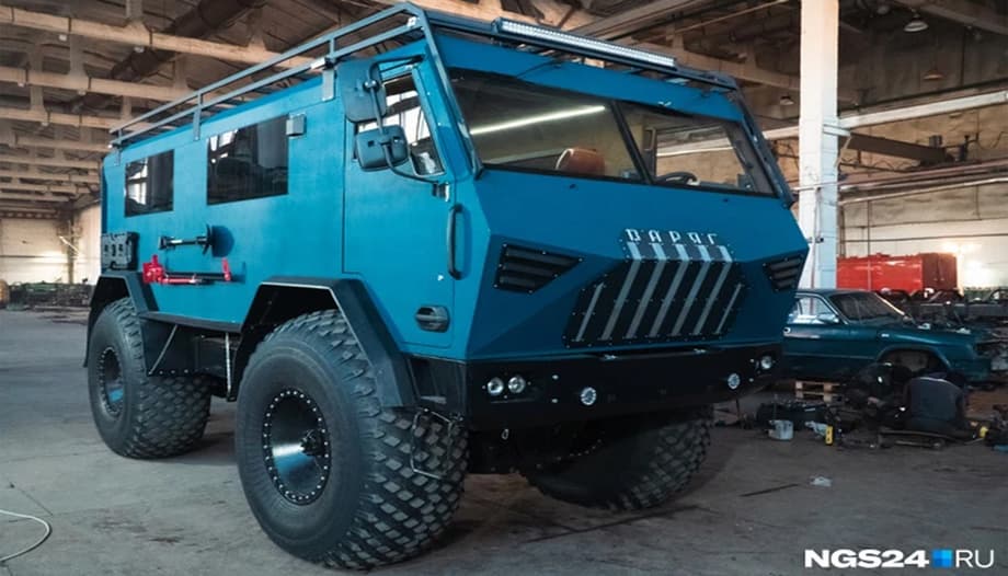 Вездеход имеет внушительные габариты: три метра в высоту, 5,7 метров в длину и 2,5 метра в ширину. Высота его колес, в зависимости от модели – 1,6 метра или 1,3 метра.