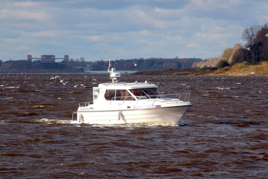 Композитный катер Vympel 8100. 