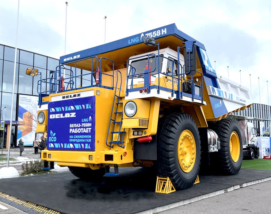 90-тонный самосвал БЕЛАЗ-7558H стал одним из главных экспонатов форума.<br>