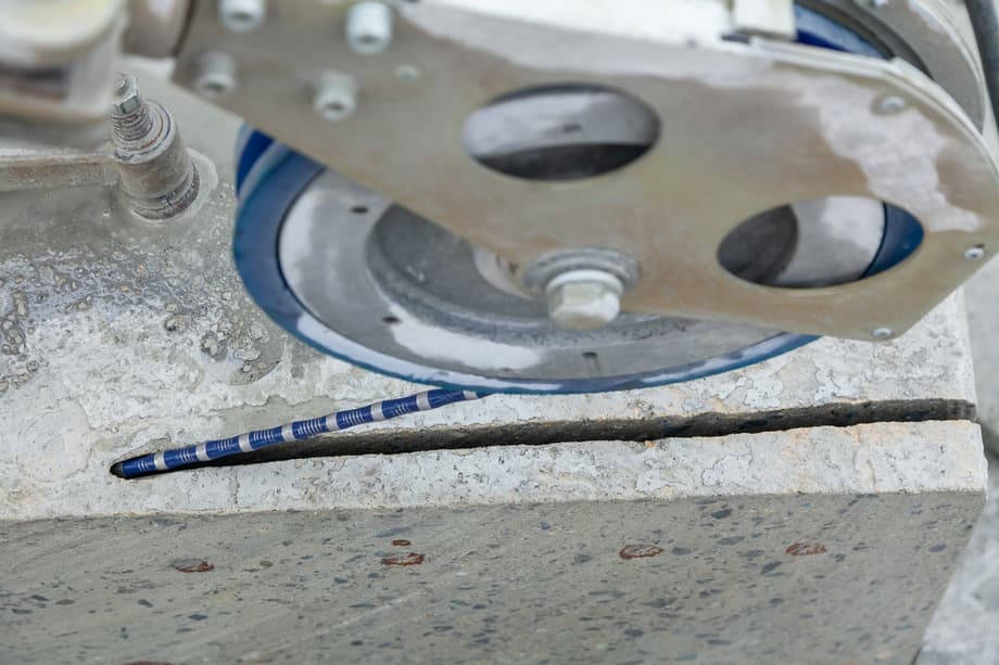 Армированная железобетонная плита с металлическими трубами внутри на испытаниях была распилена всего за 10 минут