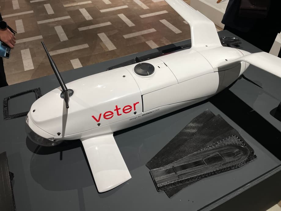 VETER&nbsp;– a hybrid of an airplane and a quadcopter with vertical takeoff. It lifts off and lands with the help of retractable propellers, while it moves with the help of its wings.<br>