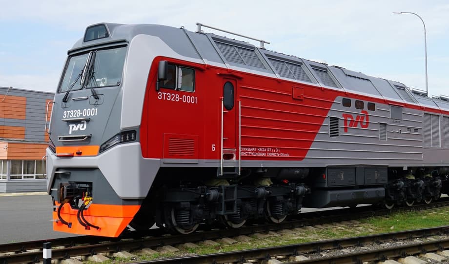 Магистральный грузовой тепловоз 3ТЭ28 имеет конструкционную скорость в 100 км/ч, а при длительном ходе - 25,4 км/ч 