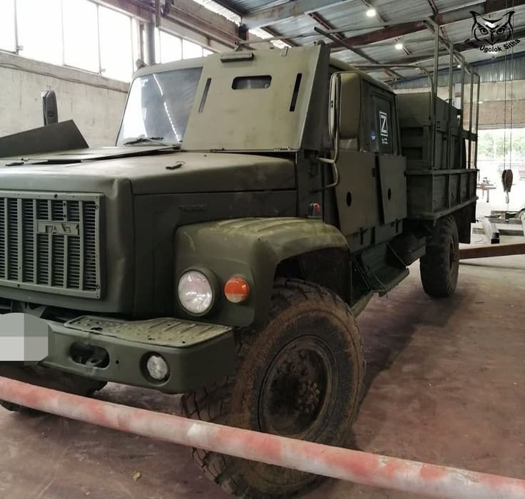 Двери и стекла прикрывают пуленепробиваемые экраны, по необходимости их можно снимать или опускать