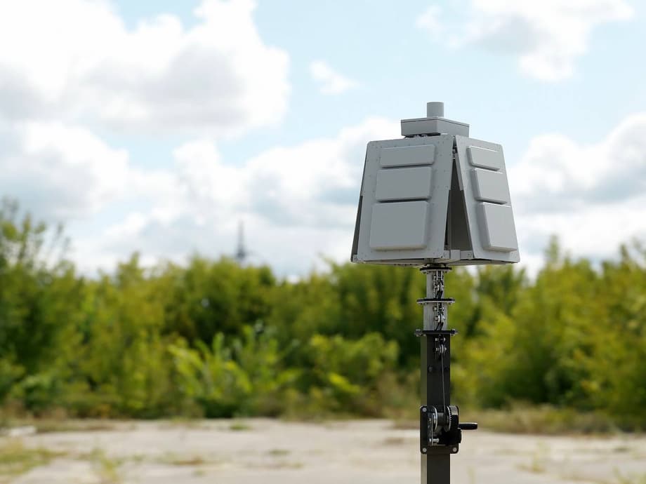 «Серп-ВС5Д» не пропускает дроны в зону до пяти километров по прямой линии видимости. Благодаря алгоритмам цифровой обработки системы ложные срабатывания или пропуск летучей угрозы практически исключены