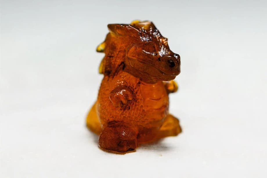 Ручной труд ювелиров при изготовлении новогоднего сувенира применили только на шлифовании и полировке готовых фигурок