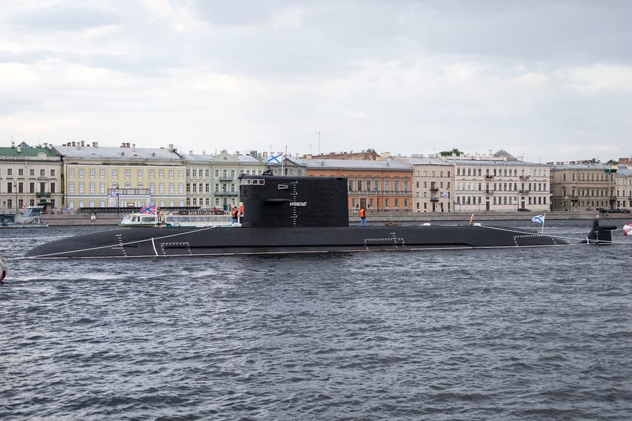 Kronstadt cuts through the water surface in St. Petersburg<br>