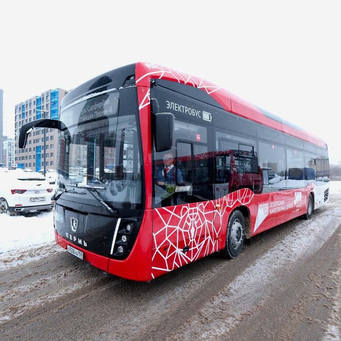  У жителей Перми - красные КАМАЗ-6282 вот с таким дизайном<br>