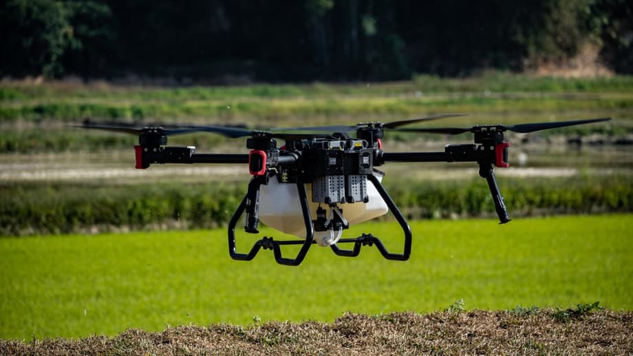 Дрон для обработки сельскохозяйственных территорий