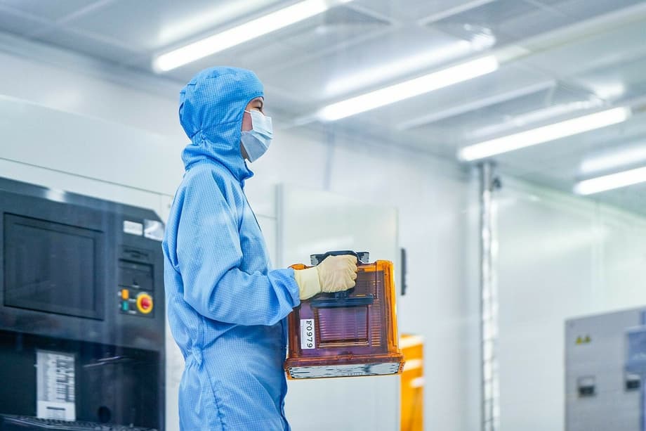 Персонал, связанный с выпуском транспортных карт, носит спецодежду практически во всех цехах. В некоторых помещениях комплекса уровень стерильности в сто раз выше, чем в операционной