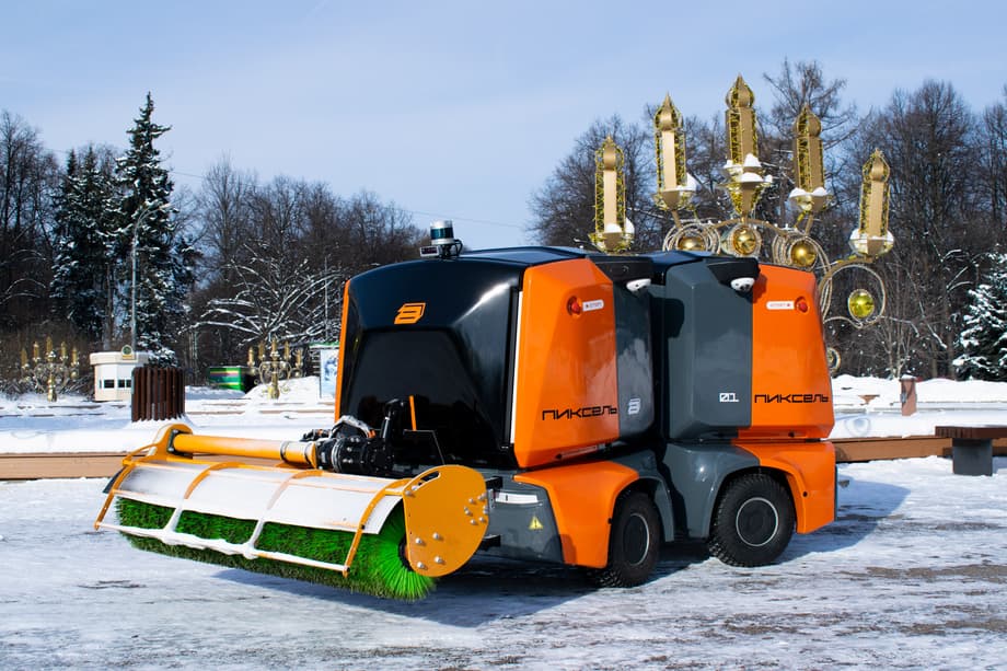 Роботы имеют необычную форму: у них нет привычных управляемых колес, а поворот осуществляется за счет «излома» рамы в шарнире