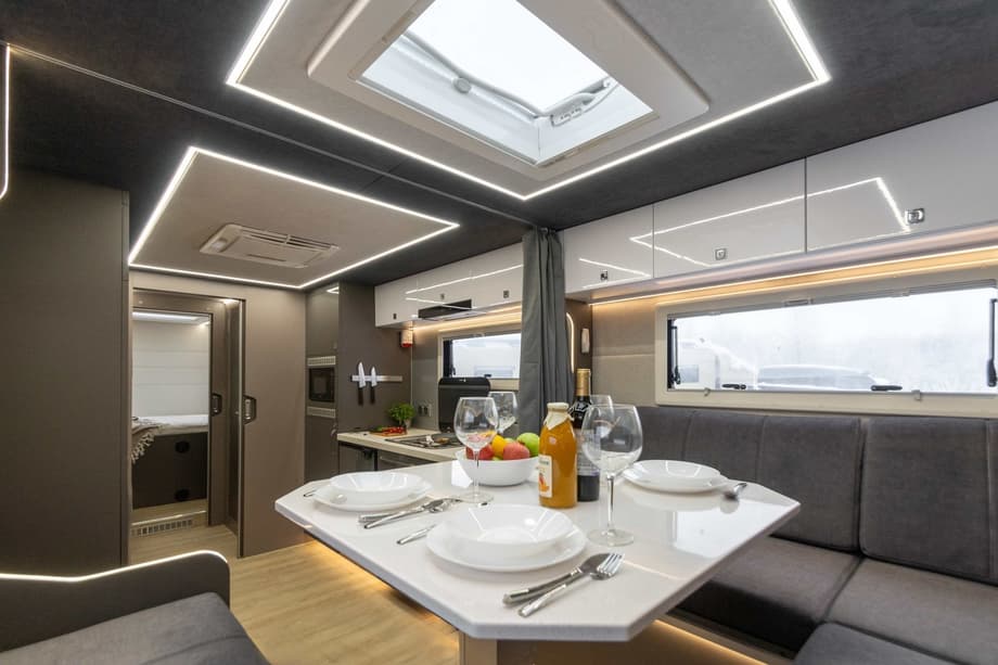 The motorhome comes with everything you need. Plates, glasses, pans, pots - all this is already in the house, and moreover, it has its own place with fasteners for items according to size