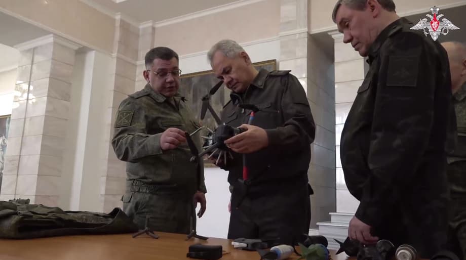 Сергей Шойгу осматривает дрона-ловца