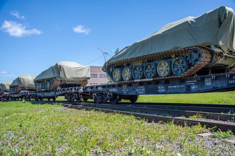 Эшелоны с российскими танками