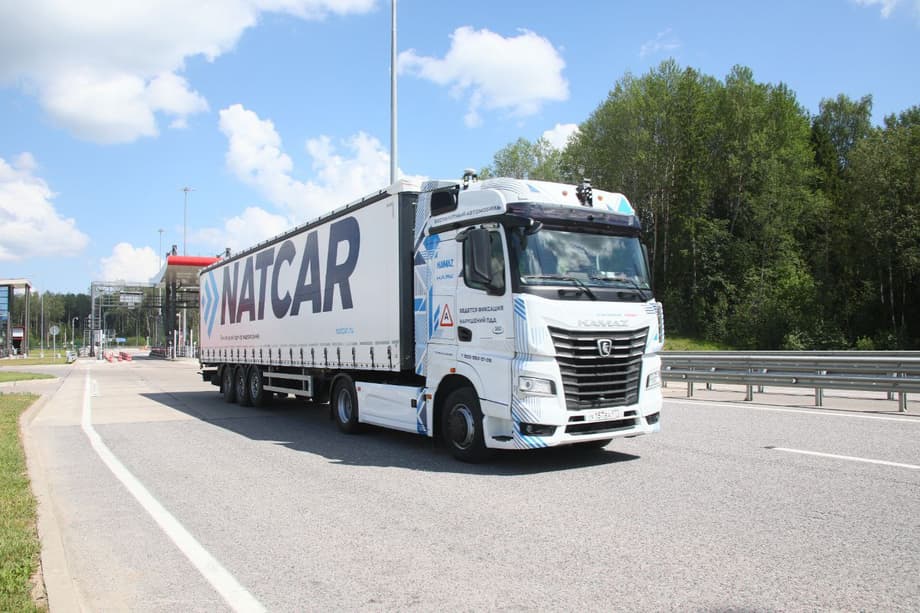 Беспилотный КамАЗ на трассе М-11. За рулём Сергей Когогин<br>