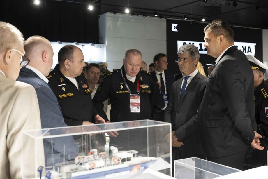 Алан Лушников показывает модели катеров БК главкому ВМФ РФ Александру Моисееву