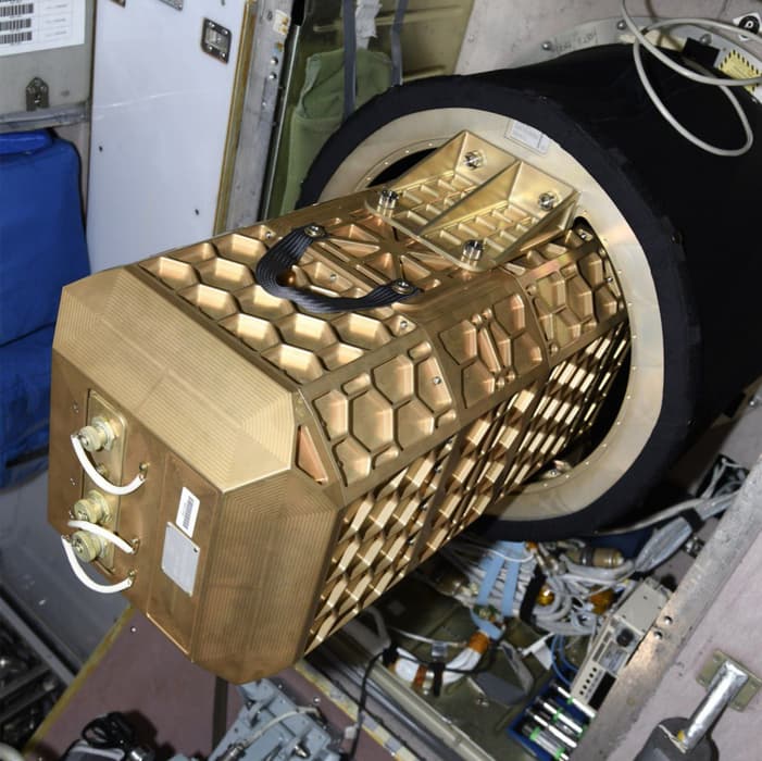 The hyperspectrometer on the ISS looks at the Earth from the ninth porthole of the Russian module "Zvezda"