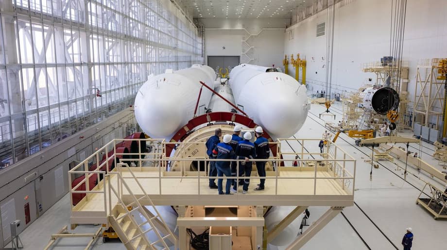 Собранный пакет блоков первой и второй ступеней «Ангары-НЖ» в процессе сборки с третьей ступенью в МИКе на космодроме Восточный, октябрь 2023 года