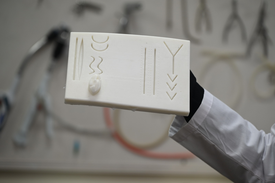 Модель тренажера для отработки навыков наложения кожных швов на различные виды ран