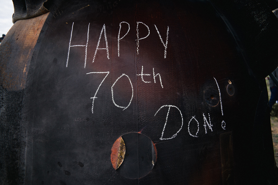 Надпись на спускаемом аппарате космического корабля «Союз МС-26»: «Счастливого 70-летия Дон!»