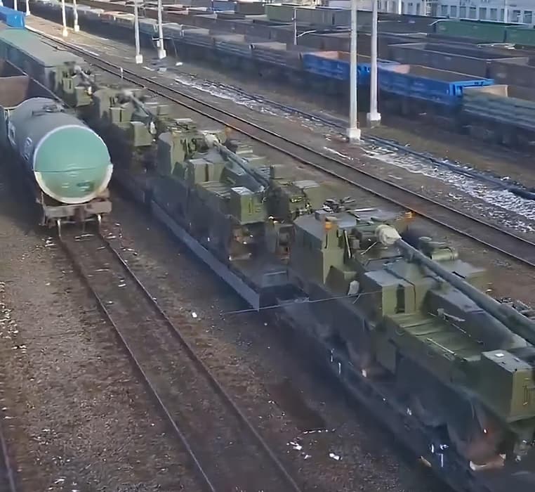Огромная партия новейших САУ «Мальва» для российских военных засветилась на эшелоне