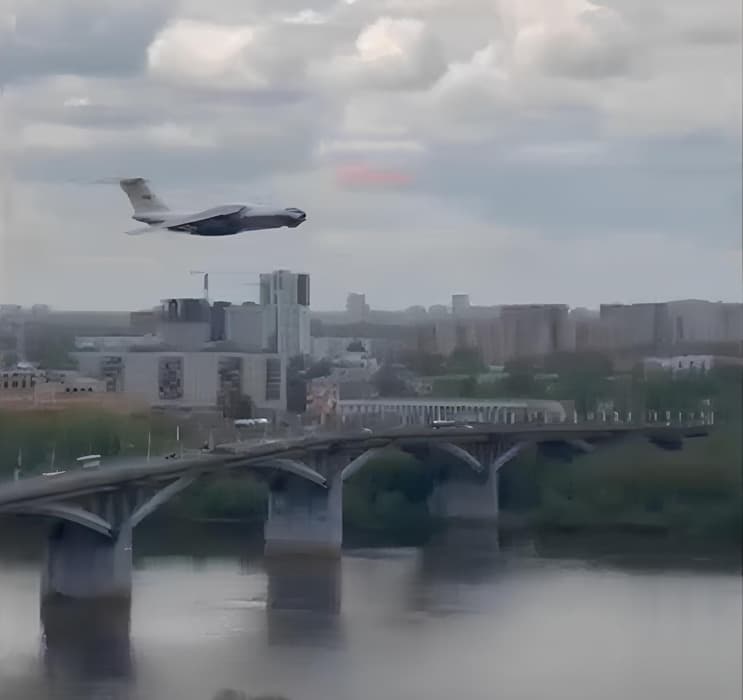 Тяжелый турбореактивный транспортник «Улыбайка» Ил-76 шокировал весь Нижний Новгород