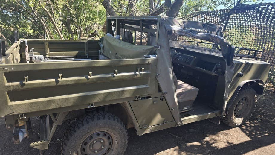 Военный транспортёр на базе советской «Нивы» 