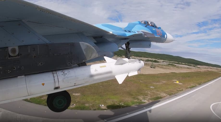 Su-33 carrying guided missiles