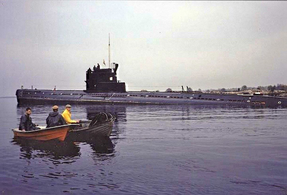 местные жители осматривают подлодку&nbsp;С-363