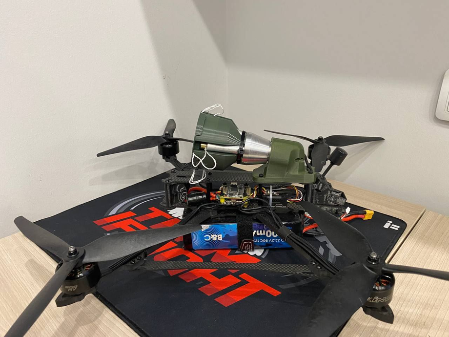 компактный сеткомёт массой всего 300 граммов установлен на беспилотнике