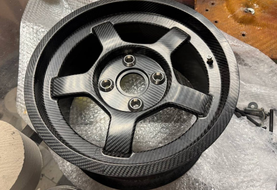 &nbsp;монолитный колёсный диск из углепластика