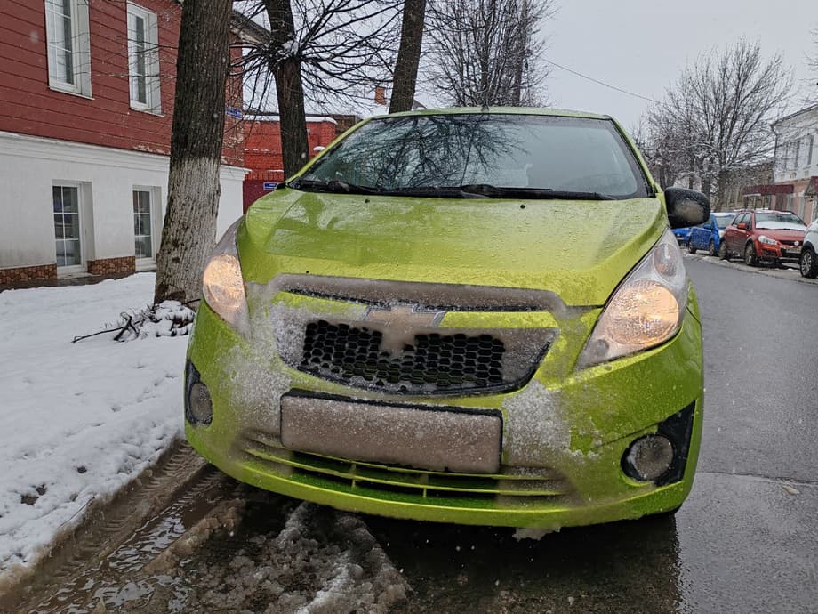 Автомобиль с сокрытым снегом госномером