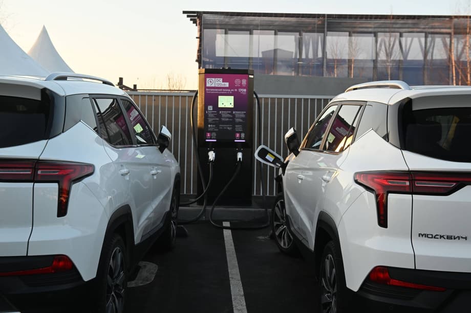 Кроссоверы&nbsp;«Москвич 3е» на зарядке