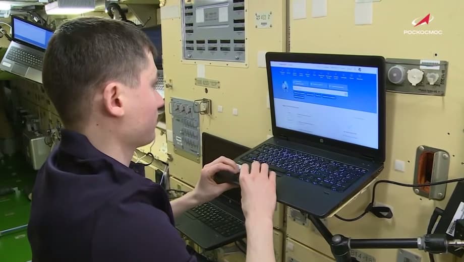 Космонавт&nbsp;Алексей Зубрицкий отправляет заявку на&nbsp;«Госуслуги»