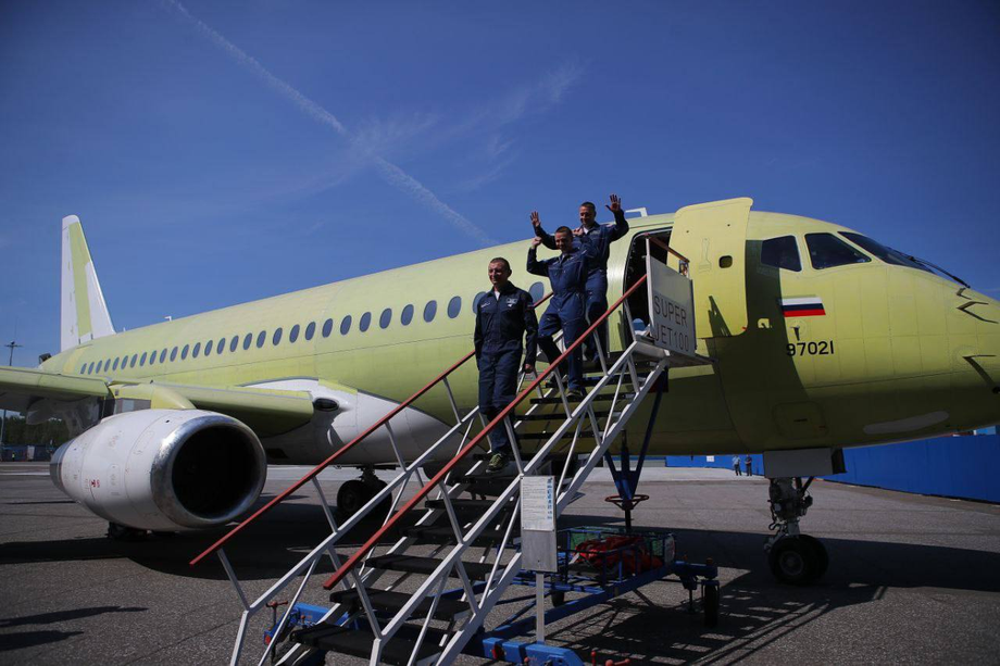 Команда лётного отряда после испытаний самолёта&nbsp; SJ-100 в 2025 году
