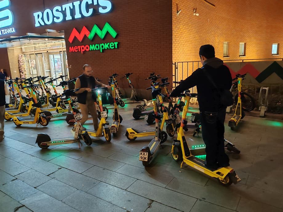People on scooters in Moscow