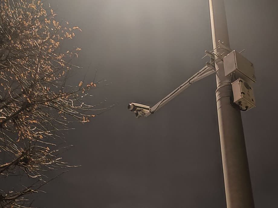 Дорожная камера на столбе