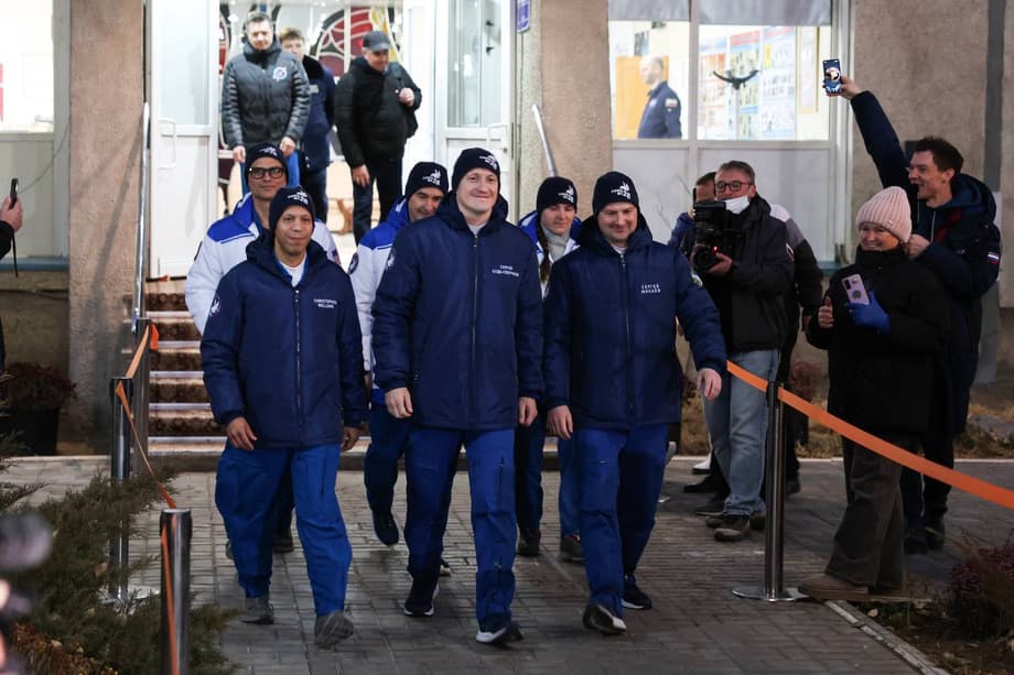 Космонавты: Сергей Кудь-Сверчков, Сергей Микаев, Кристофер Уилльямс