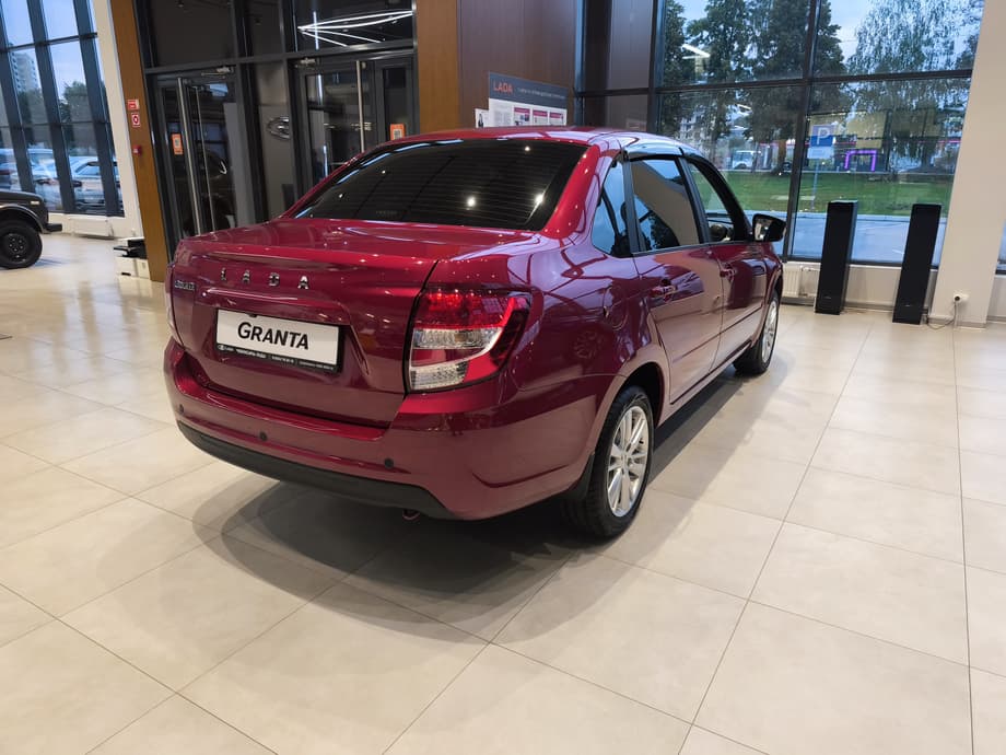 Lada Granta остаётся самым доступным автомобилем в РФ на рынке новых машин