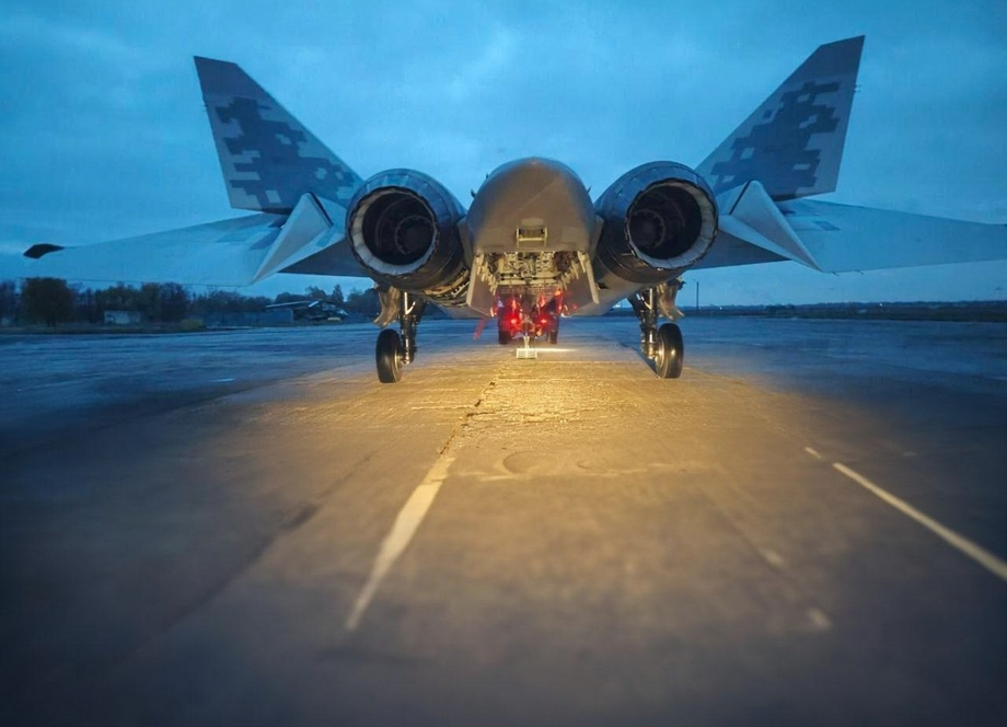 Су-57 с открытыми центральными внутренними отсеками вооружения