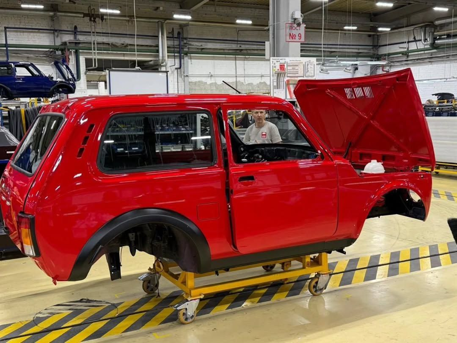 LADA Niva Sport в насыщенном неметаллическом красном оттенке