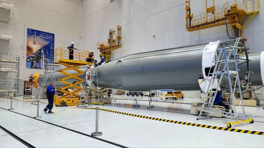 Подготовка ракеты-носителя «Союз 2.1б»