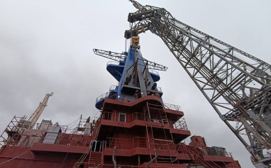 Installation of the mast on the icebreaker &nbsp;«Chukotka»