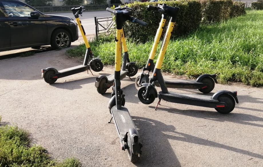 Электросамокаты на пешеходной дорожке