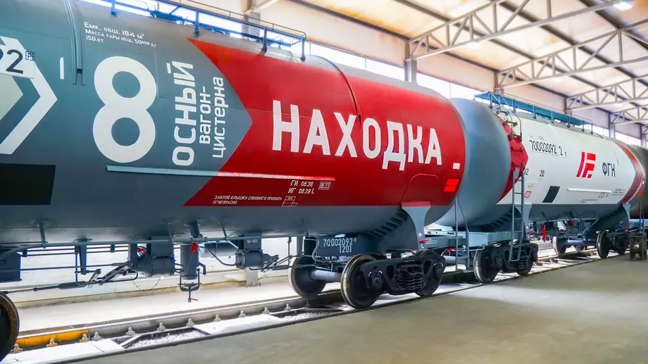 Eight-axle tank car model 15-1271 "Nakhodka"
