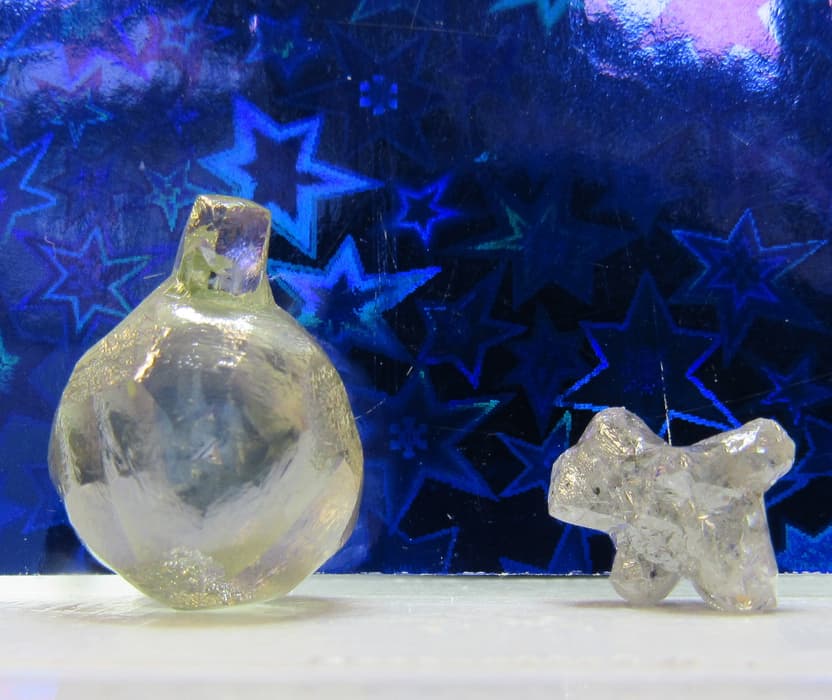 Алмазы в форме ёлочного шара и щенка