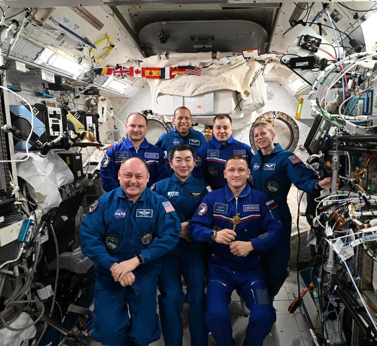Экипаж МКС (Кудь-Сверчков третий в нижнем ряду