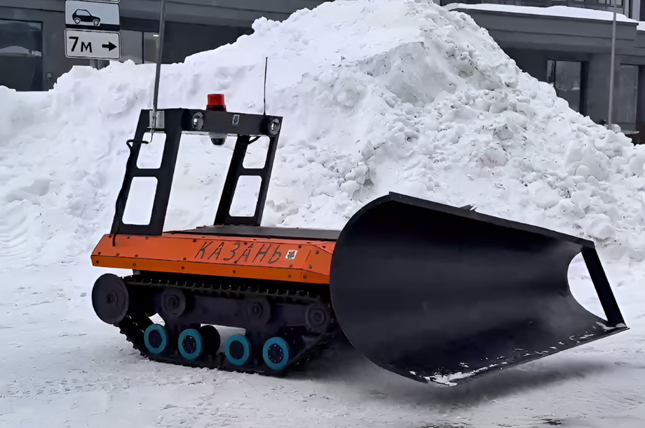 Робот-дворник с ковшом на улицах Казани