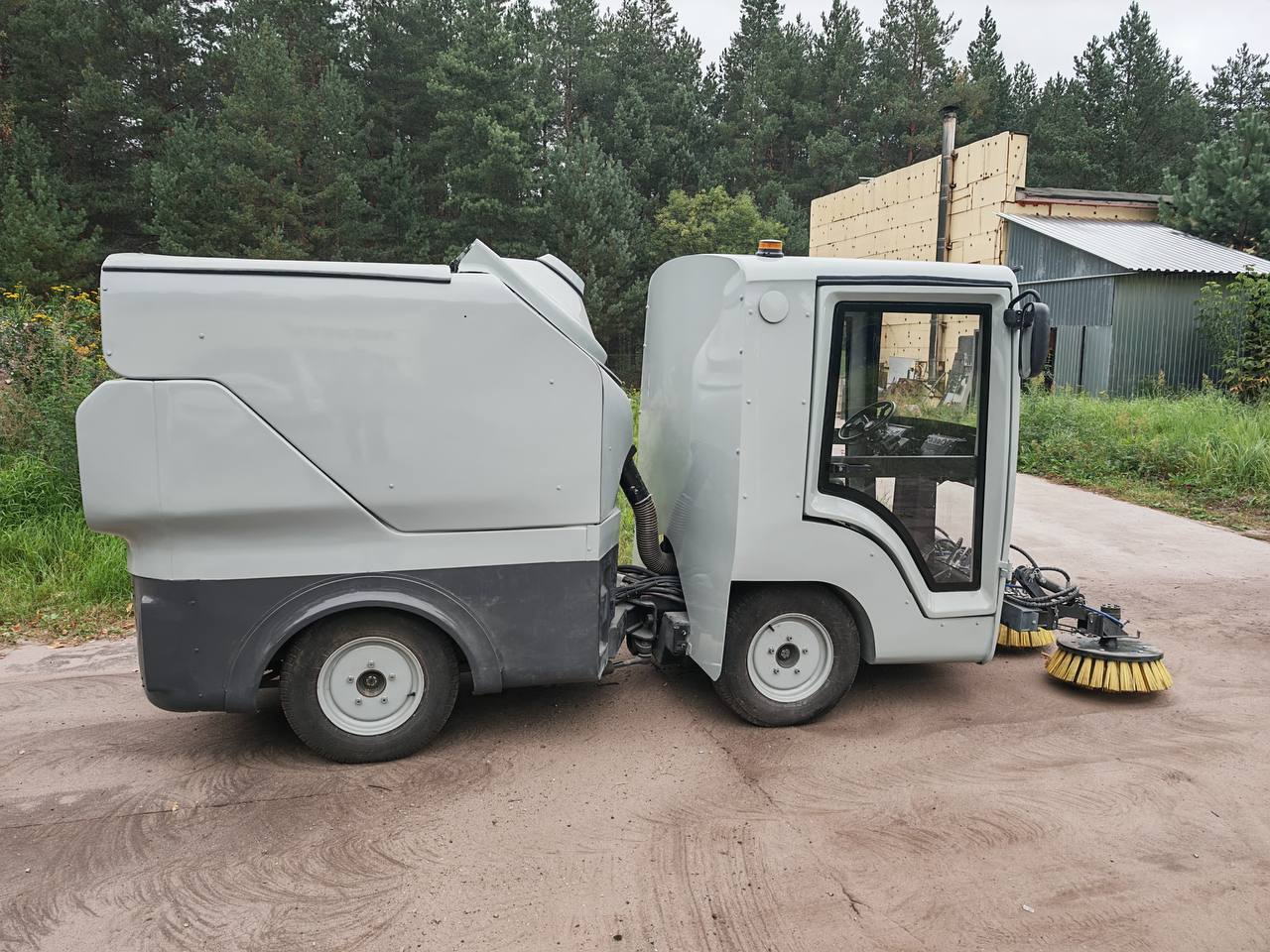 Подметально-уборочная машина «Электро МК-Е533-01»