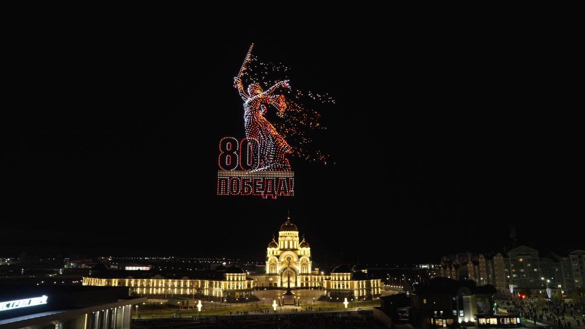 Шоу дронов в небе Салехарда